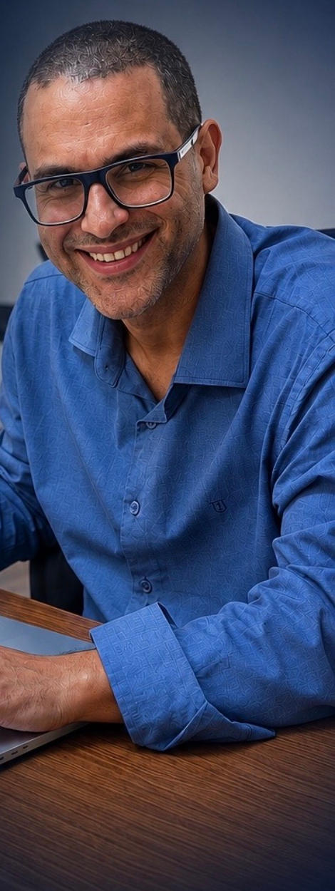 Dr. Rodrigo Amorim em atendimento no consultório